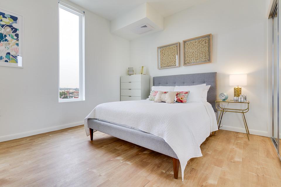une chambre à coucher à la décoration minimaliste